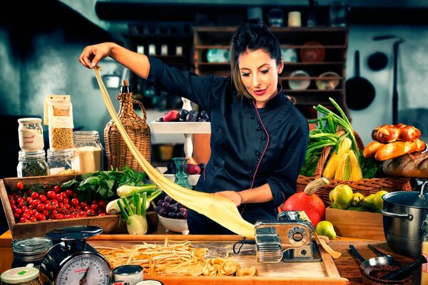 Der Koch bereitet leckere Pasta zu