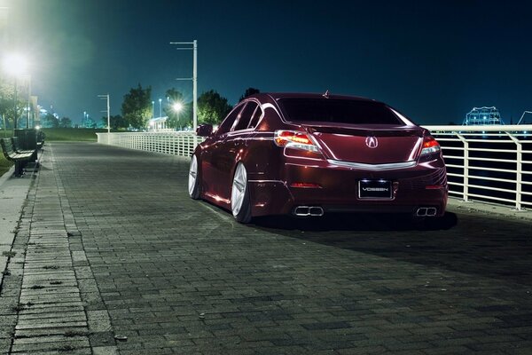 Coche de Acura en el paseo marítimo por la noche