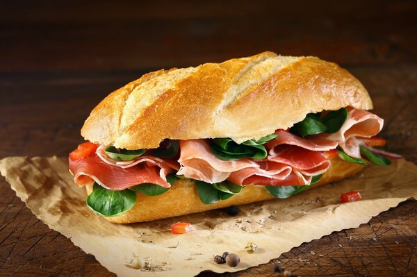 Un succoso panino con prosciutto e verdure