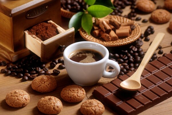 Taza de café. Chocolate y frijoles