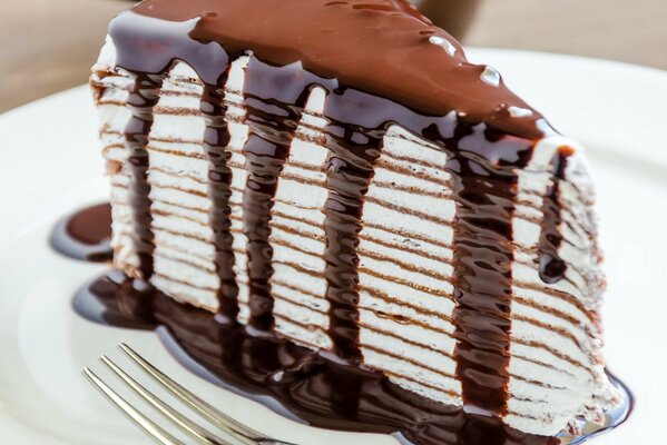 Gâteau sucré repose sur une assiette