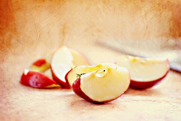 Trozos de manzana roja madura