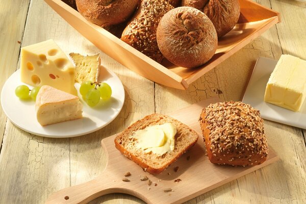 Frische Brötchen mit Sesam und Samen