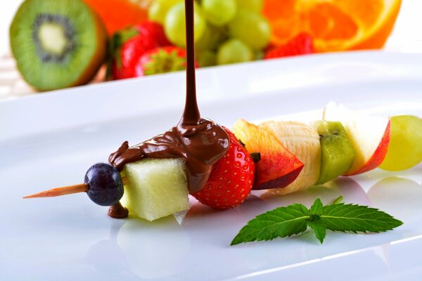 Fruit kebabs with kiwi