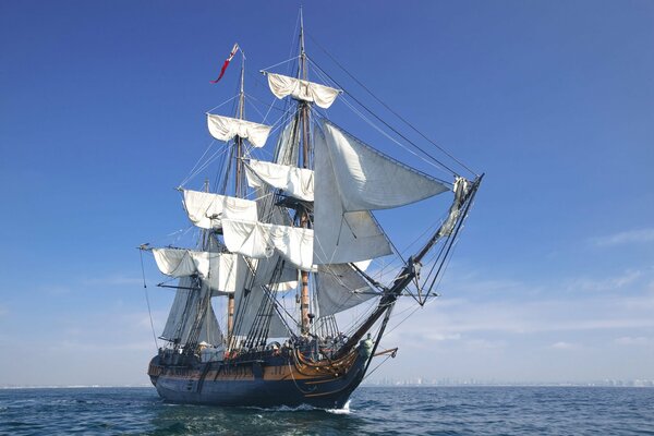 Barco con velas en alta mar