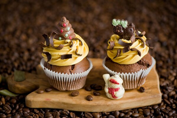 Leckere Muffins mit Sahne auf einer Tafel