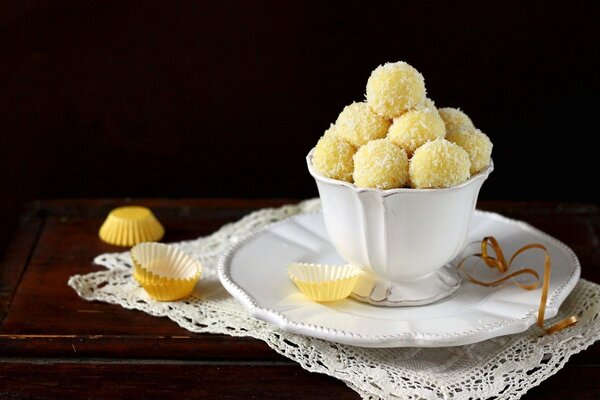 Dessert palline di cocco in tazza bianca