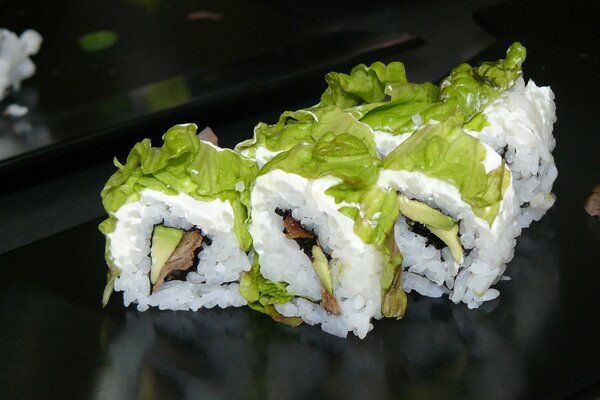 Japanische Küche. Rollen mit Avocado