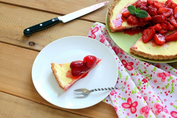 Erdbeerkuchen zum Nachtisch auf dem Tisch