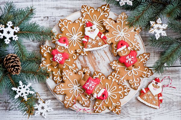 Teller mit weihnachtlichen Ingwer-Keksen