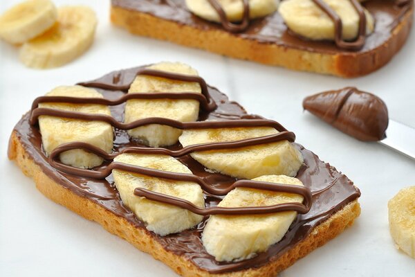 Sándwich de pan con pasta de chocolate y plátanos