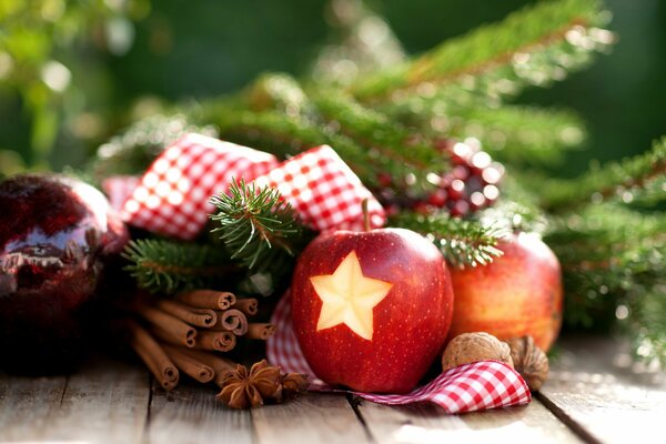 Naturaleza muerta de Navidad en una mesa de madera