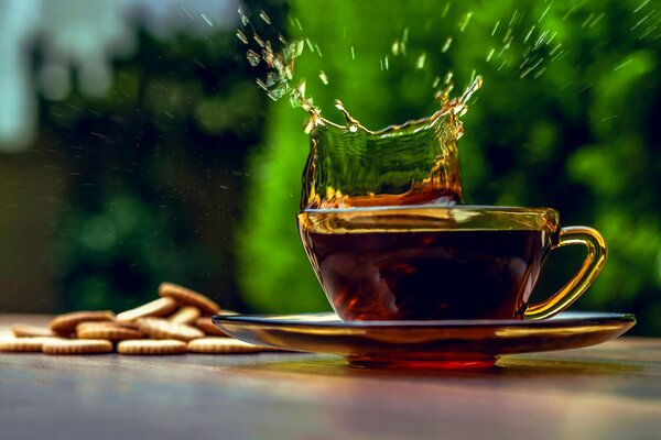 Té fragante y galletas pequeñas