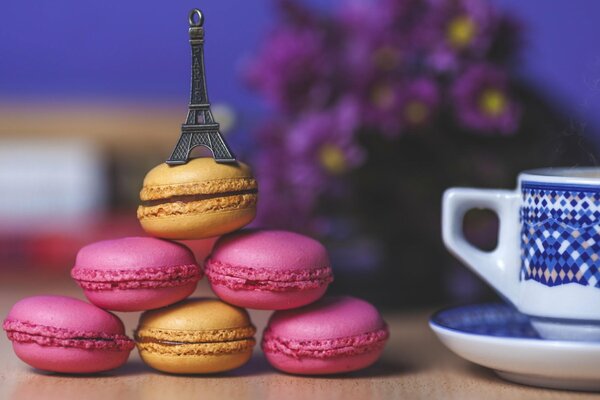 Macarrones multicolores en forma de torre Efel