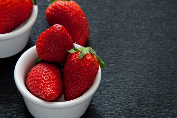 Fresas rojas en un plato sobre la mesa