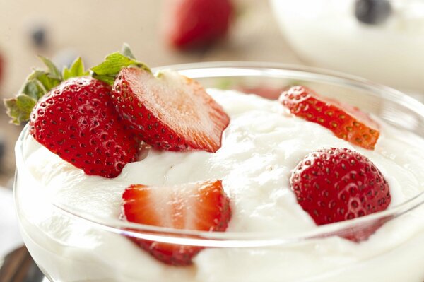 Postre de fresa con helado