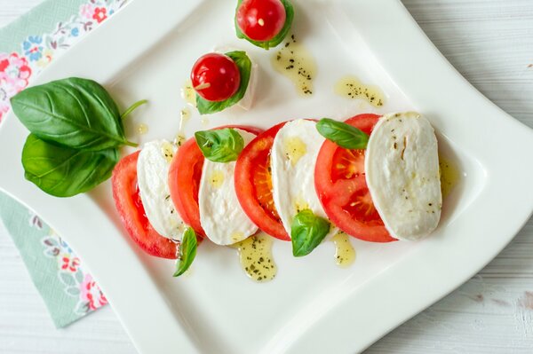 Mozzarellasalat und Tomatensalat