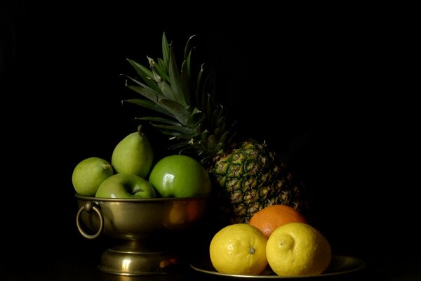 Nature morte avec ananas, pommes, Citrons et orange