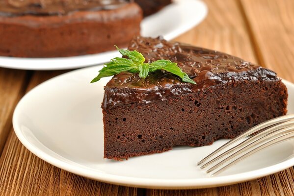 Brownie adornado con menta en un plato