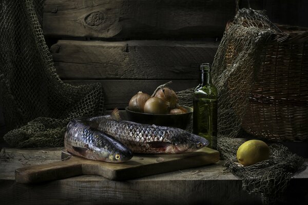 Poisson frais sur une planche de bois