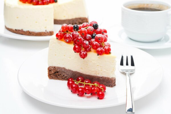 Postre tarta de queso con grosella roja