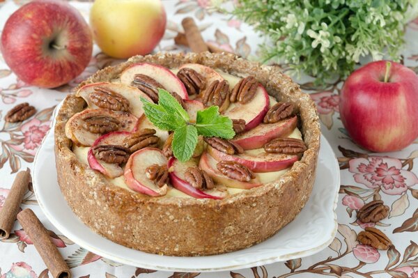 Leckerer Kuchen auf weißem Teller und Tischdecken