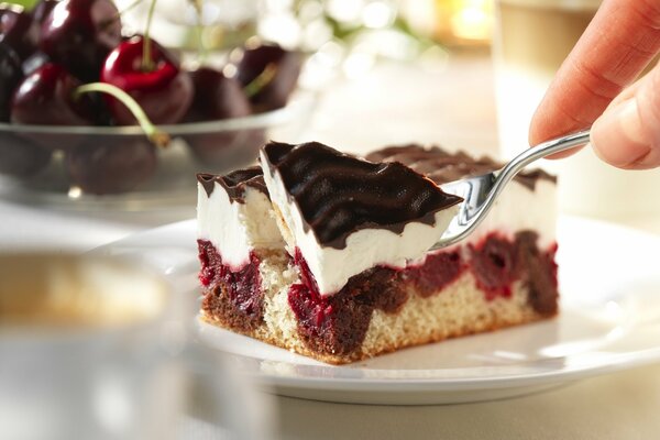 Kuchen aus mehreren Schichten mit Luftcreme und Schokolade