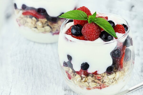 Delicioso postre colorido con avena japonés