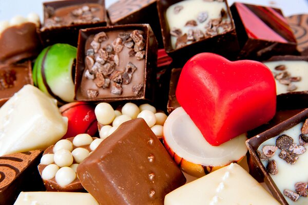 Bonbons au chocolat avec une variété de garnitures