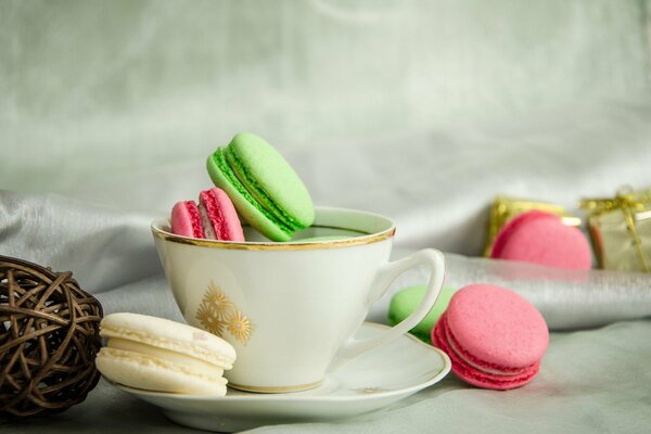 Macarrones multicolores en una taza blanca