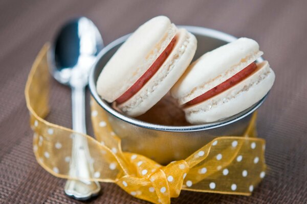 Bonbons magiques dans le ruban jaune