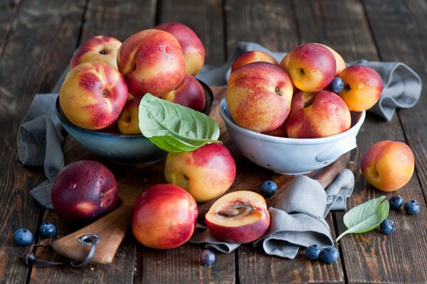 Stillleben von Nektarinen und Beeren