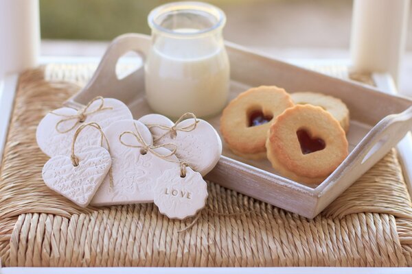 En la bandeja de leche y galletas, decoración de corazones