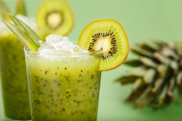 Cocktail de Kiwi avec de la glace sur fond vert