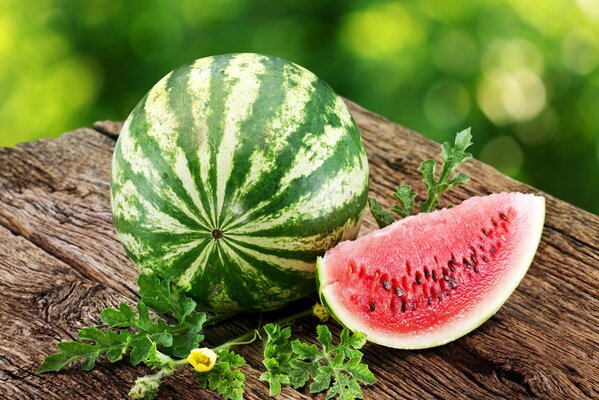 Eine Scheibe Wassermelone auf einem Holztisch