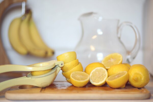 The process of obtaining lemon juice