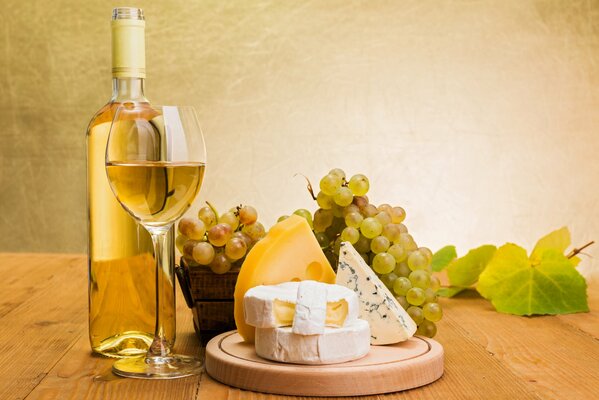 Apéritif Italien. Vin, fromage et raisins