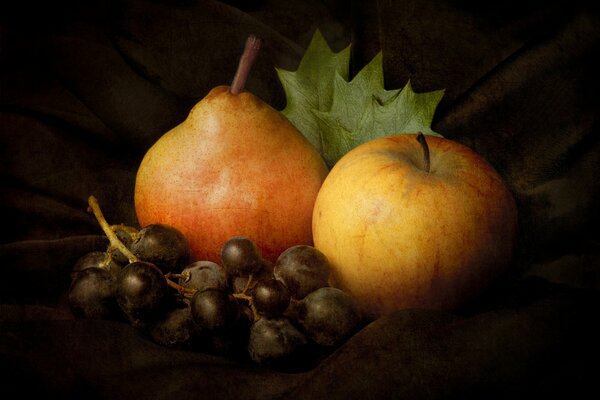 Nature morte de poire pomme et raisin