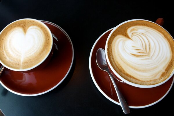 Deux tasses de café avec motif sur mousse