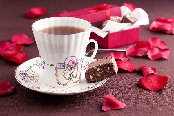 Tasse de thé sur la table avec des pétales de rose