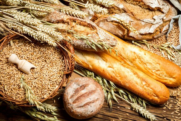 Diversi tipi di pane. Chicchi di grano in sacchetti