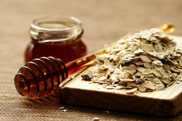 Copos de muesli y miel de ámbar