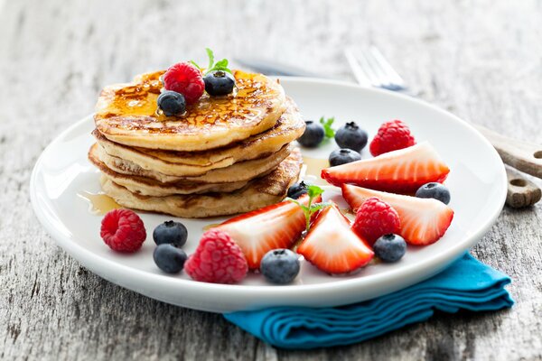 Leckere Pfannkuchen mit Beeren auf einem Teller