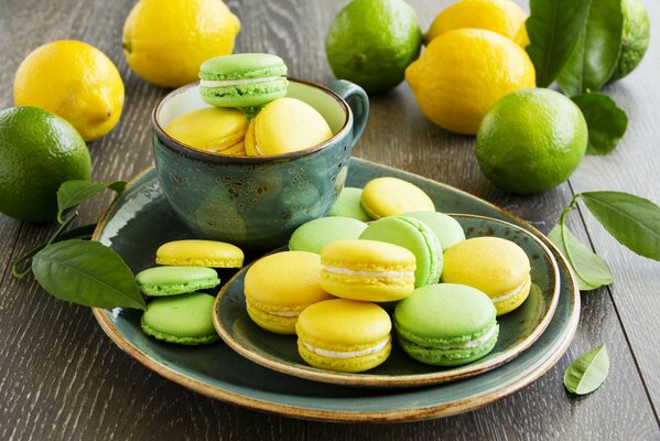 Yellow and green maraccoon cookies with lemons