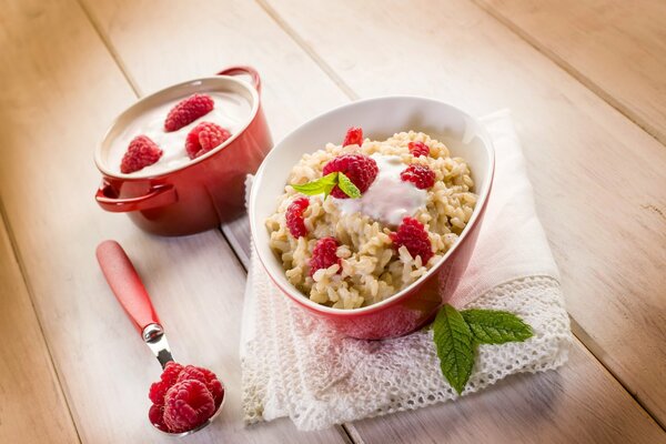 Brei mit Himbeeren Tasse Löffel