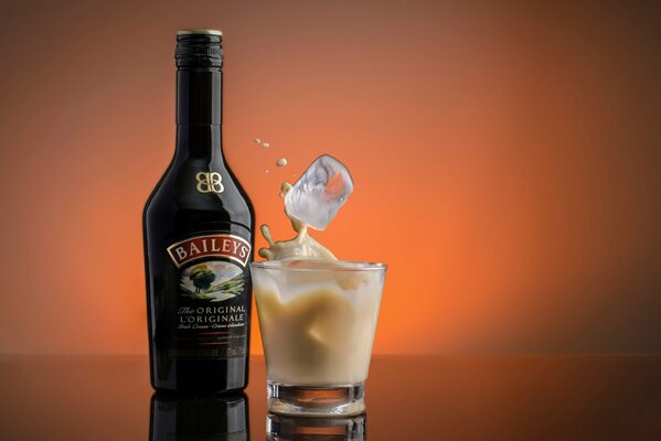 Licor de crema irlandesa en un vaso de hielo