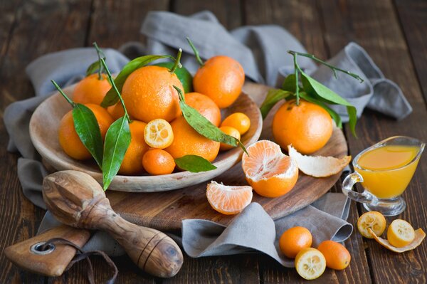 Mandarines kumquat avec des feuilles