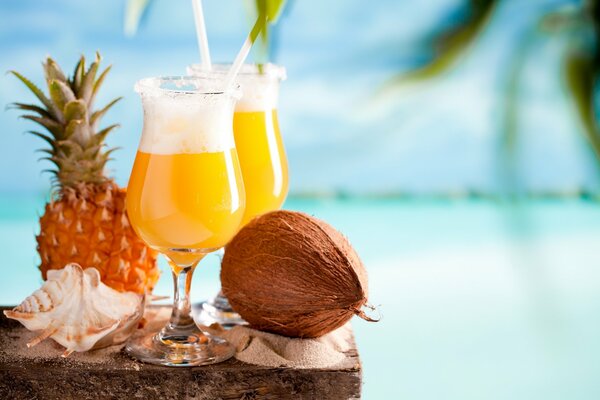 Smoothies à la noix de coco et à l ananas