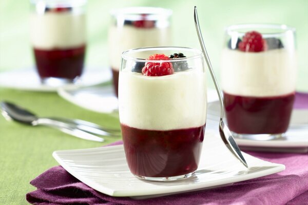 Postre en un vaso transparente con una cuchara