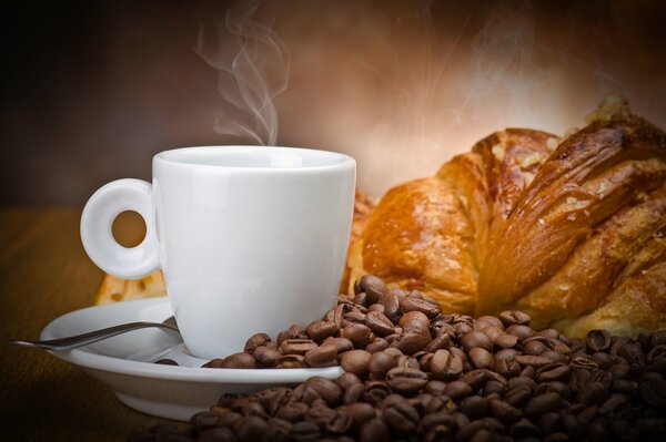 Aromatischer Kaffeebohnen mit Croissant